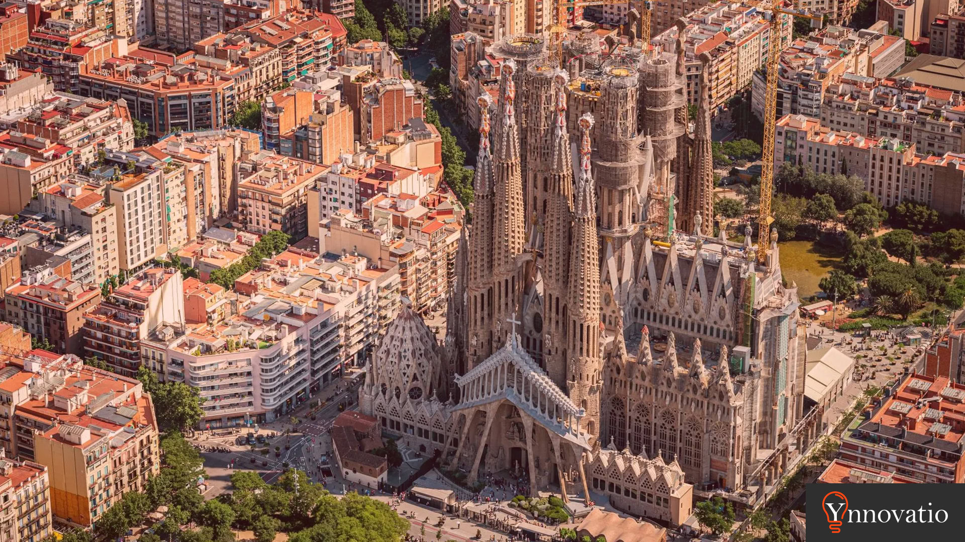 Agencia SEO en Barcelona. Vista desde dron con la sagrada familia